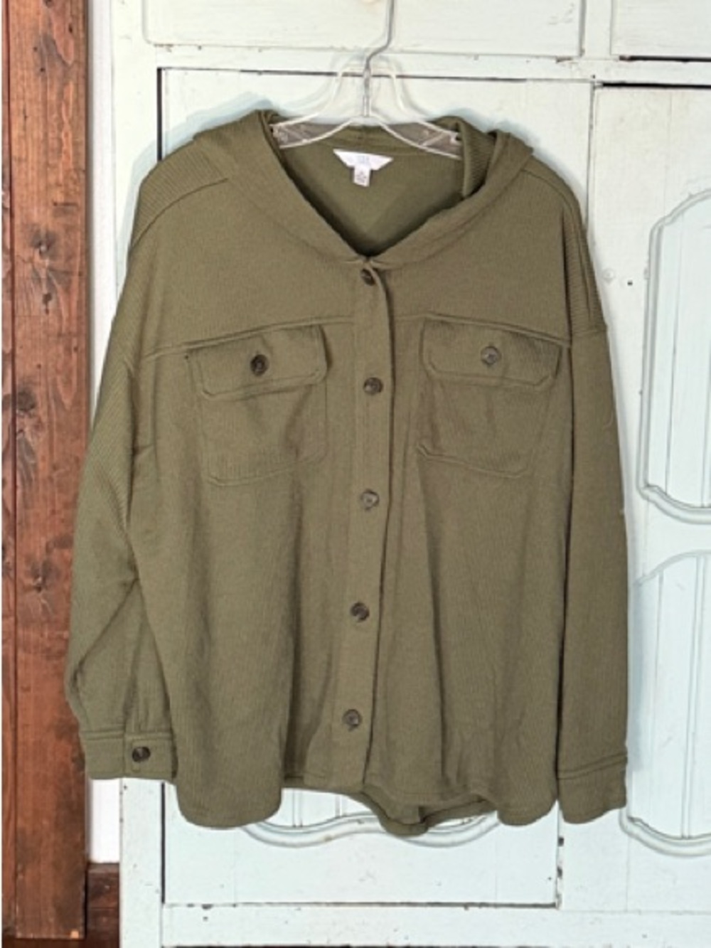 Women’s Olive Green Button-Up Shirt Versatile Layering Piece